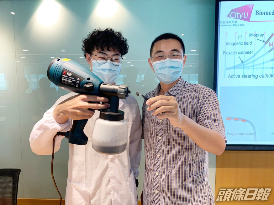 申亞京(右)示範以M-spray將膠囊覆蓋,讓其變成微型機械人。