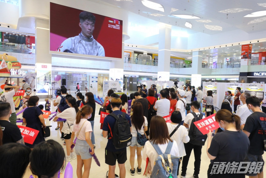 近百市民現場吶喊助威。