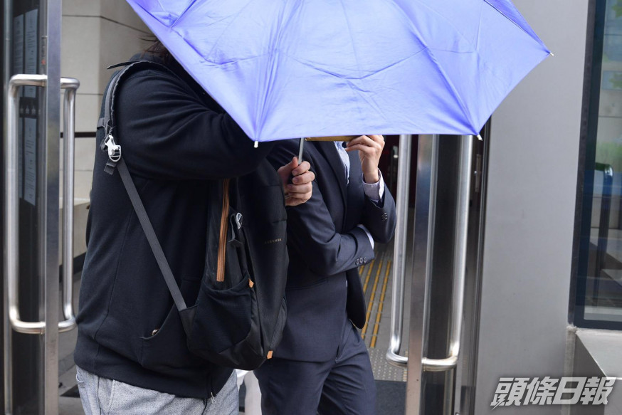被告梁健樂(右)。