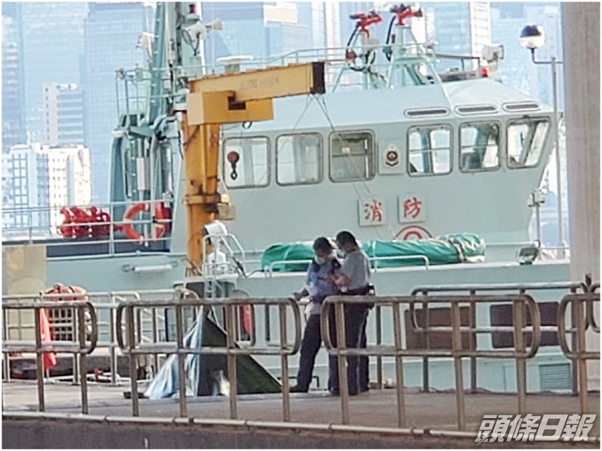 警方以帳篷遮蓋死者遺體。