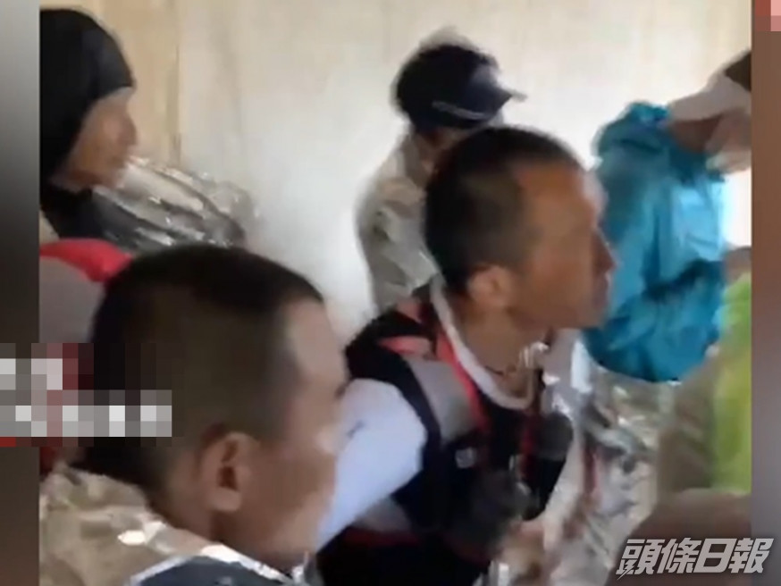參賽者躲進放羊小屋保暖。影片截圖