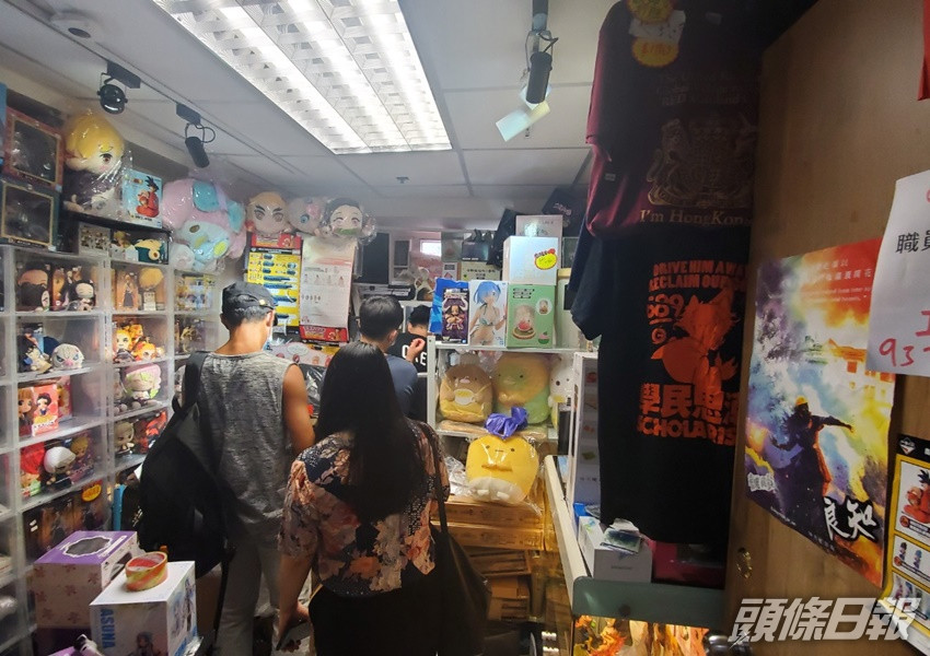 位於旺角樓上鋪的「物資店」,記者登門時見有數名顧客光顧。陶法德攝