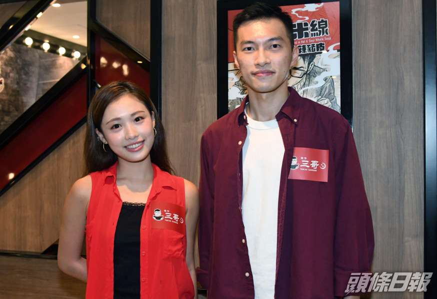 港隊羽毛球一哥伍家朗(右)偕前花漾滑冰女將馬曉晴出席餐廳代言活動。郭晉朗攝