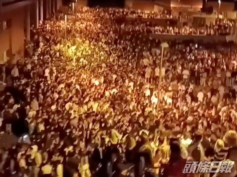 馬德里大學約有2萬5千人參加開學大型戶外飲酒派對。AP