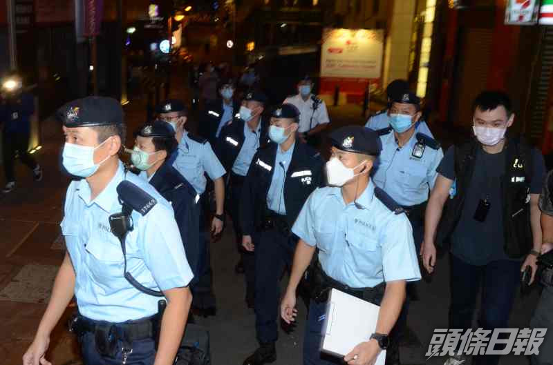 警方及食環署等跨部門巡查尖沙嘴食肆酒吧。資料圖片
