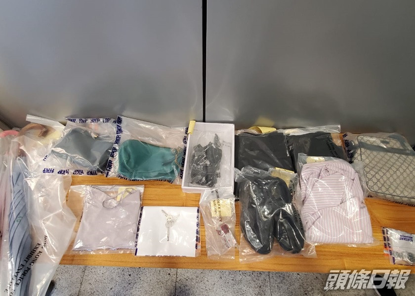 警方在疑犯單位檢獲女事主衣物財物等物品。
