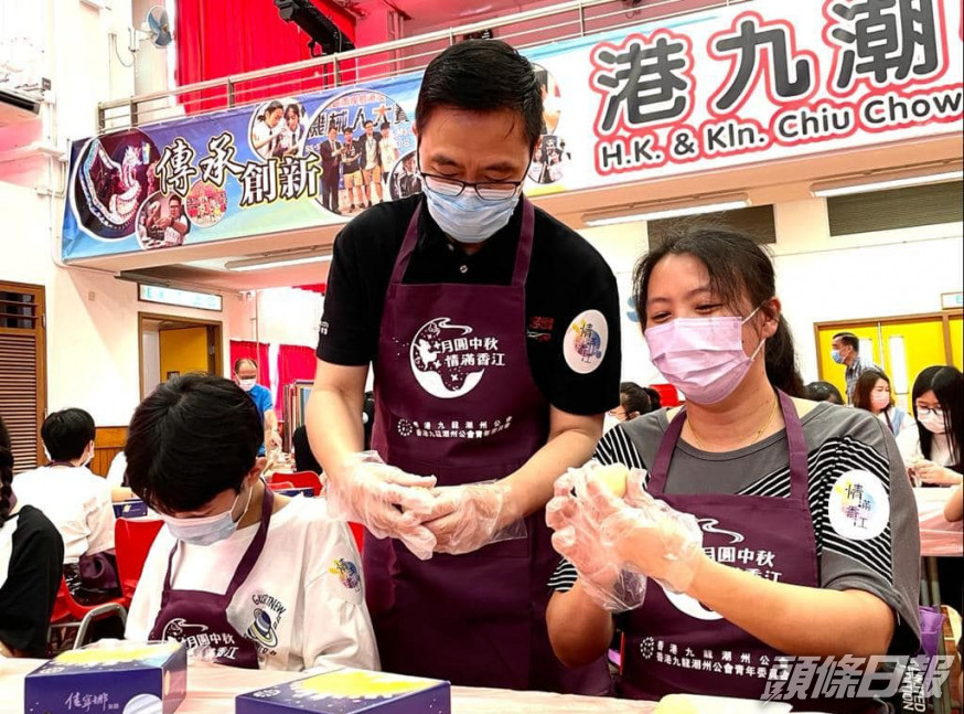 楊潤雄與青年和小朋友一起學做潮州餅。楊潤雄FB圖片