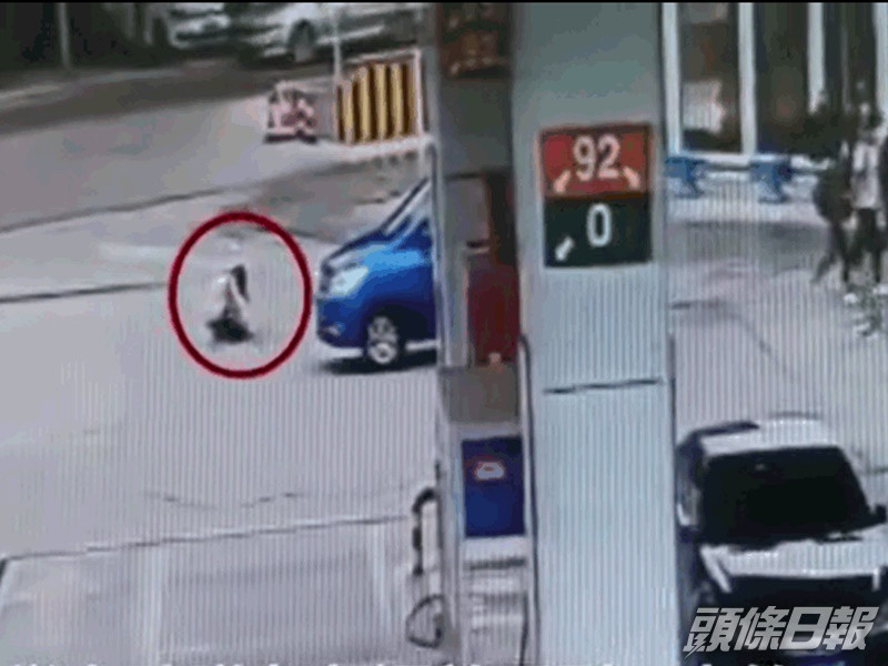 女生在藍色私家車不到一米距離前蹲下。網圖
