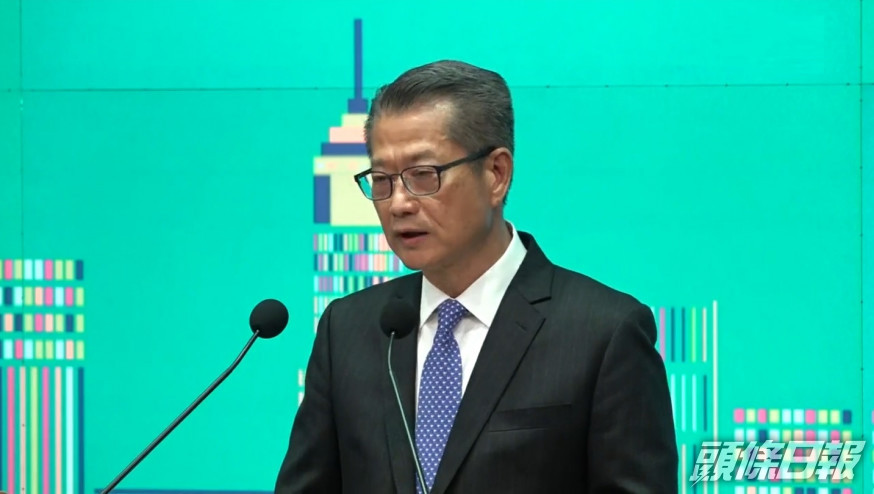 陳茂波發表香港營商環境報告。港台電視截圖