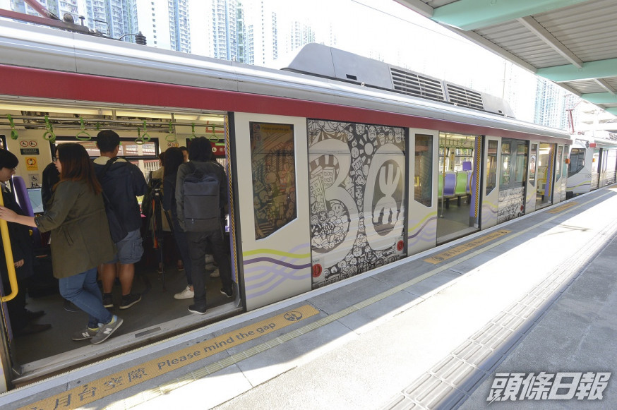 有網民聲稱搭過輕鐵後感覺新界西北的市民質素特別低劣,引來激烈爭議。資料圖片