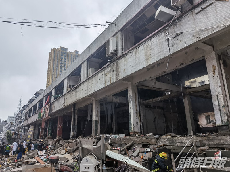 爆炸造成現場一片頹垣敗瓦。新華社