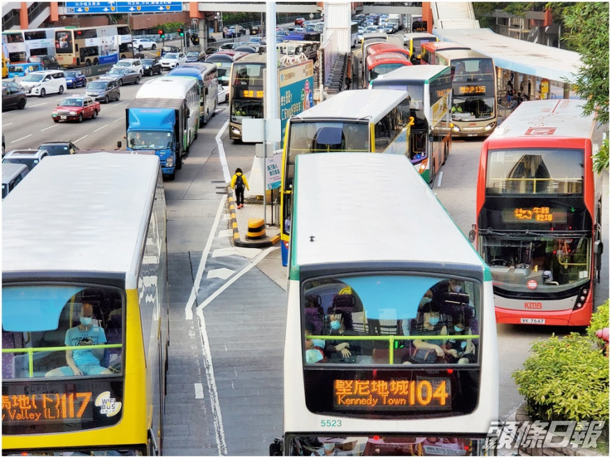 本港4間專營巴士公司的巴士路線由今日起加價。資料圖片