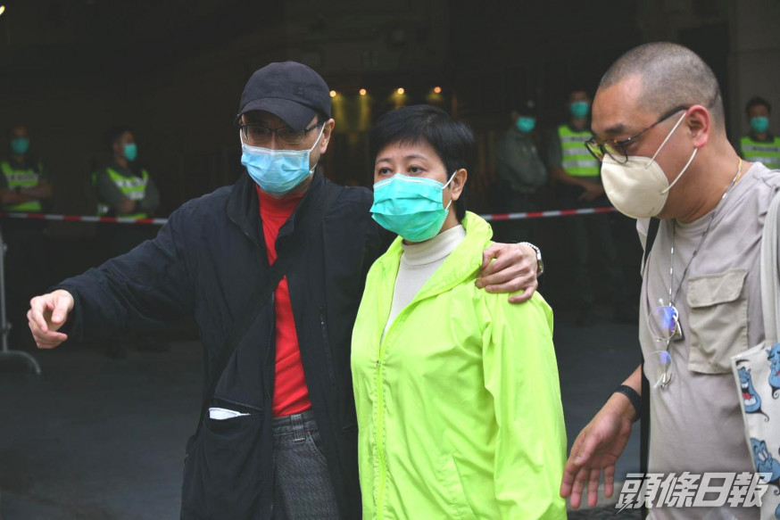 黃碧雲離開羈留室由家人接回家。