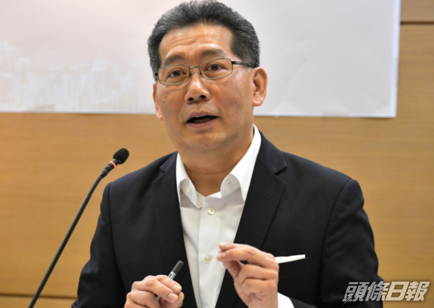 商務及經濟發展局前局長蘇錦樑昨日亦響應呼籲,現身中山紀念公園疫苗接種中心接種第二針。資料圖片