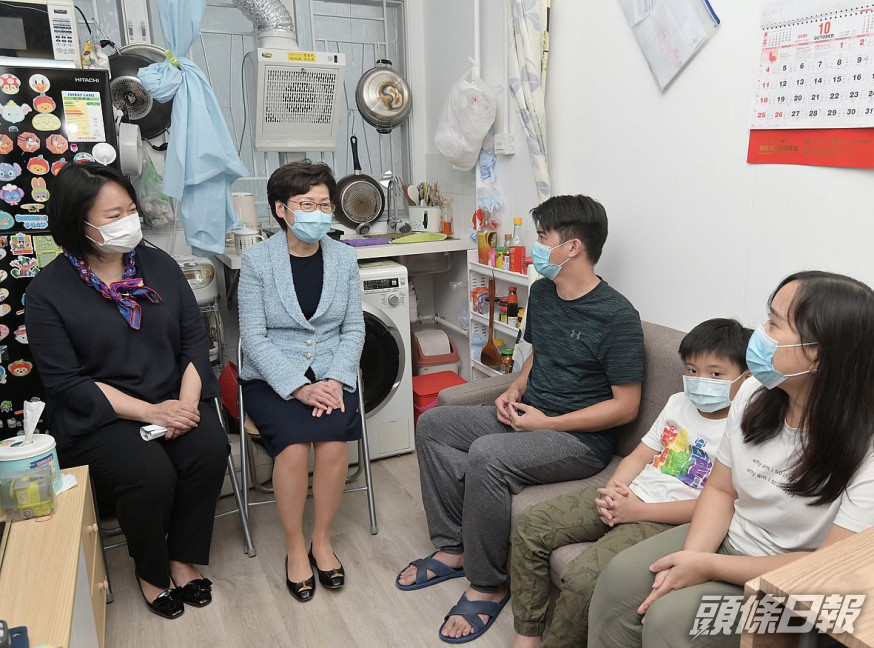 林鄭月娥探訪其中一個家庭。政府新聞處圖片