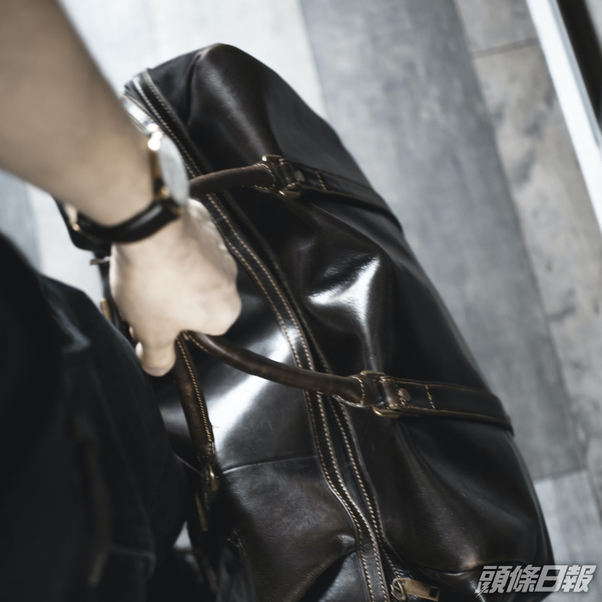 網民不滿母親經常擅自翻查他隨身物品。unsplash示意圖片