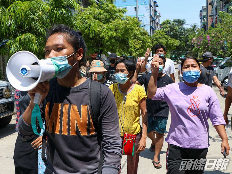 報道引述目擊者指保安部隊武力鎮壓示威者,有超過80人死亡。AP