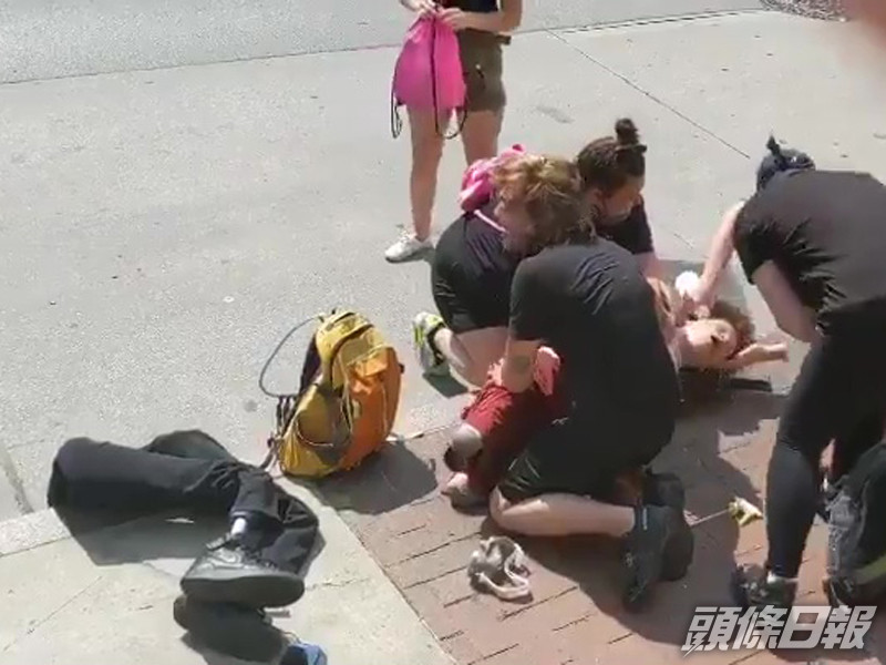 美國一名殘障示威者遭警察噴胡椒水,倒地後被拔走一對義肢。(網圖)