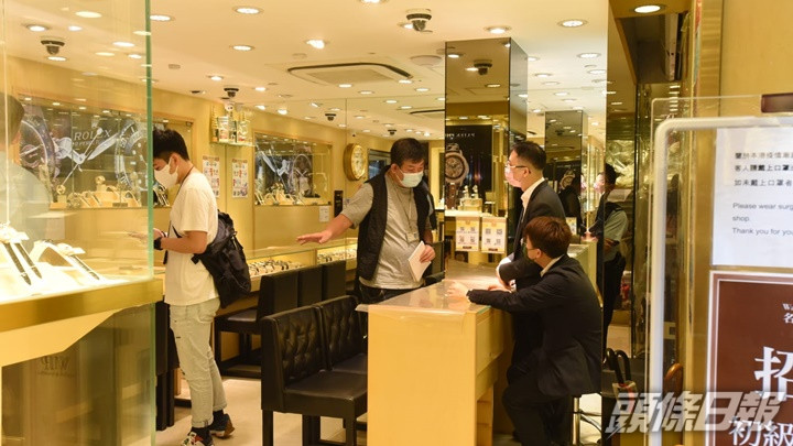 尖沙嘴一表行晚上遭人搶去3隻名表,探員到場調查。