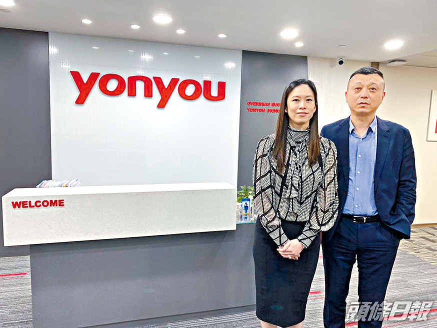 用友香港總經理郭葆春(右),及香港副總經理曾莉穎(左)合照。