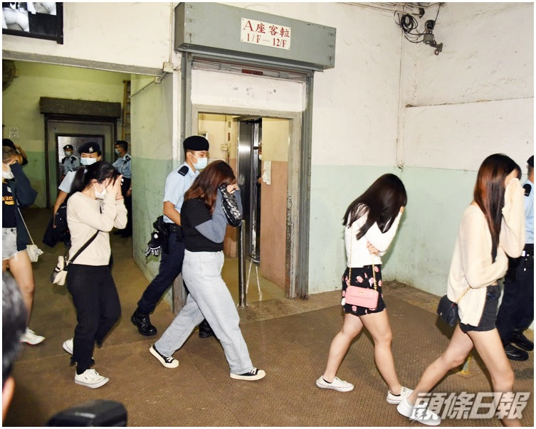 所有被捕男女現正被扣留調查。