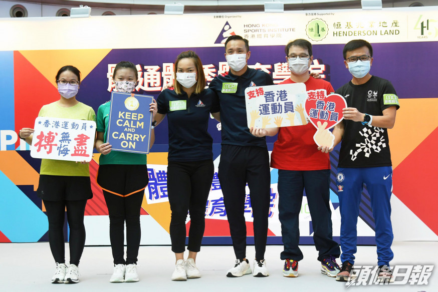 李慧詩(左三)與李振豪(右三)出席商場活動。郭晉朗攝