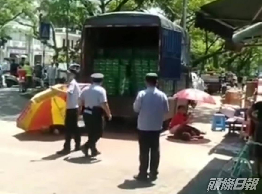 傷者倒臥在貨車旁邊。互聯網圖片