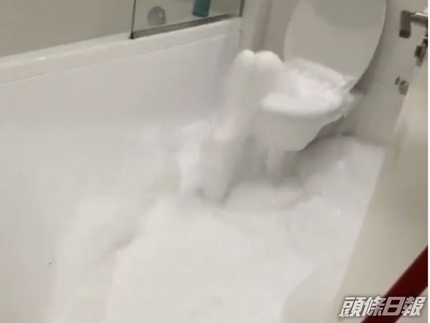 馬桶突然湧出大量白泡。網圖