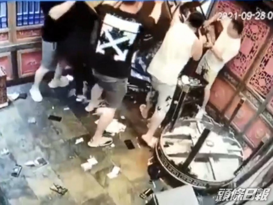 餐廳混戰後一片狼藉。網圖