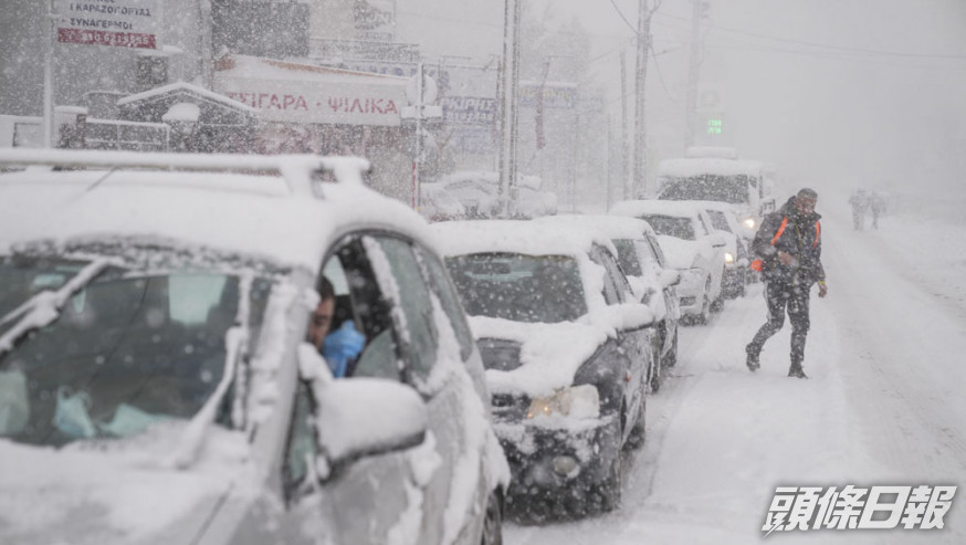 因受暴雪侵襲，希臘交通癱瘓停課停電。AP圖片