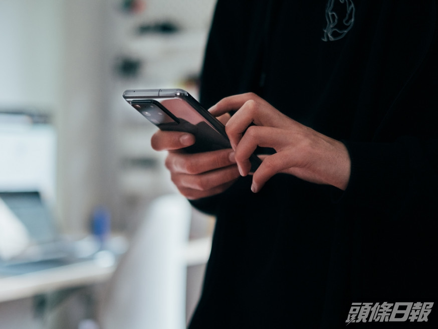 偷看女友電話,驚揭女友5年前曾與好兄弟一夜情,港男感難受。unsplash圖片