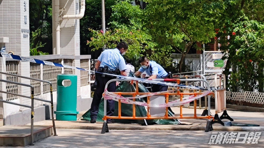 警員用綠色帳篷遮蓋遺體。梁國峰攝