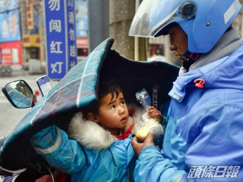 李幫勇每天與僅3歲的女兒一起送外賣。網圖