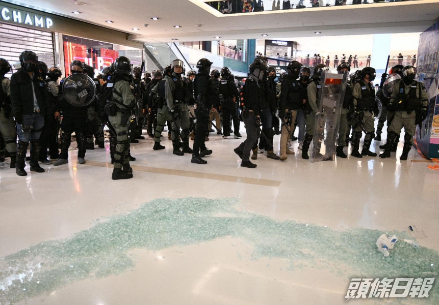 去年12月15日,一群黑衣示威者響應「和你shop」於新城市廣場集合,警方到場驅散。資料圖片