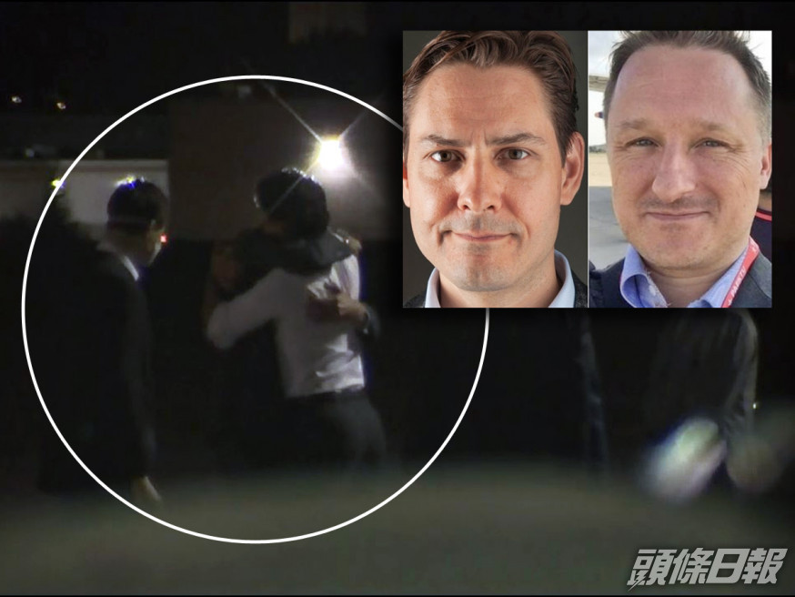 加拿大總理杜魯多(白衫者)上前與其中一名獲許返國的加拿大公民擁抱。(影片截圖)