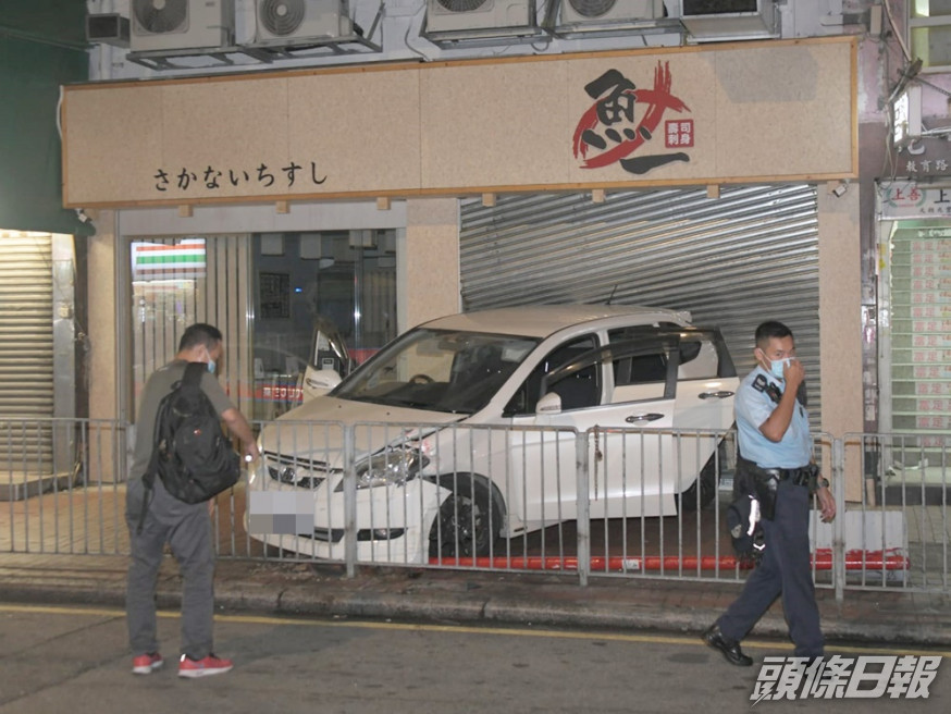 元朗私家車撞壽司店捲閘。