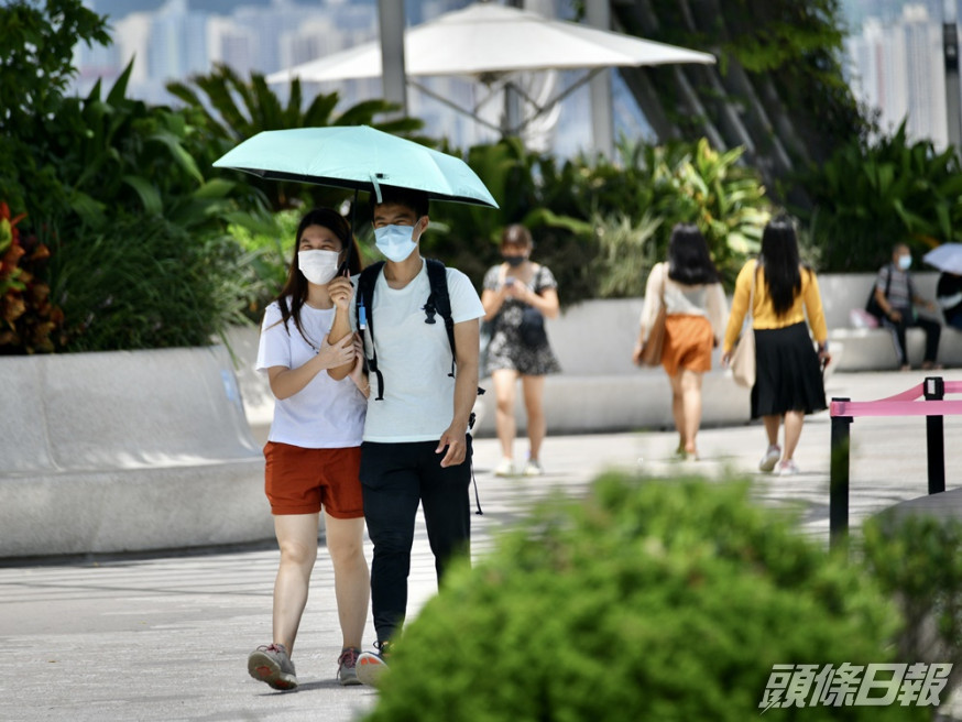 女網民抱怨說每次拍拖,男友都堅持多走一段路,令她感到十分疲累。示意圖