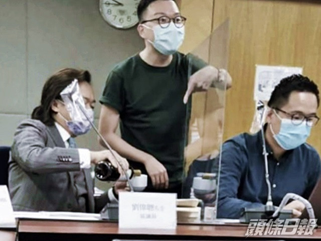四名民主派區議員在會上飲紅酒。資料圖片