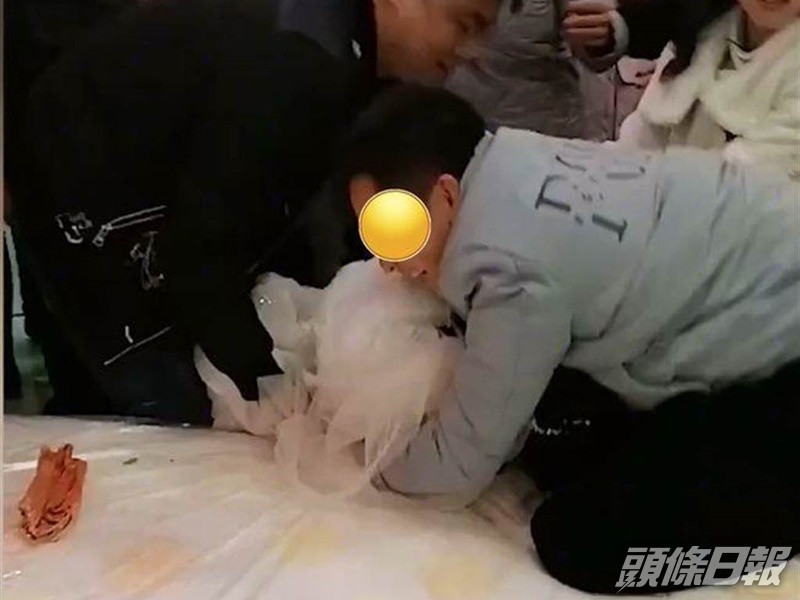 男賓客熊抱新娘按壓到床上強吻。網圖