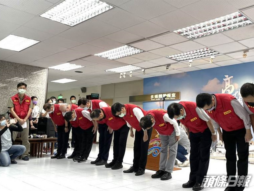 陳其邁率領高雄政府官員,就城中城大樓火災鞠躬道歉。網圖