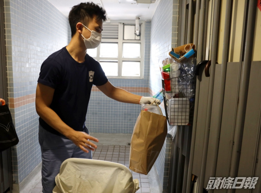 Jorch經常穿梭將軍澳各處屋苑收取廢物。 林家希攝
