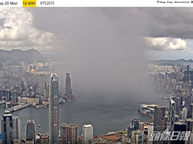 維港中午時分下起一陣過雲雨。天文台圖片