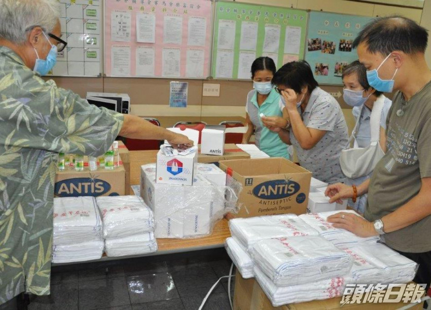 舍友協力將獲贈的日用品分發予每位舍友。鄰舍輔導會圖片