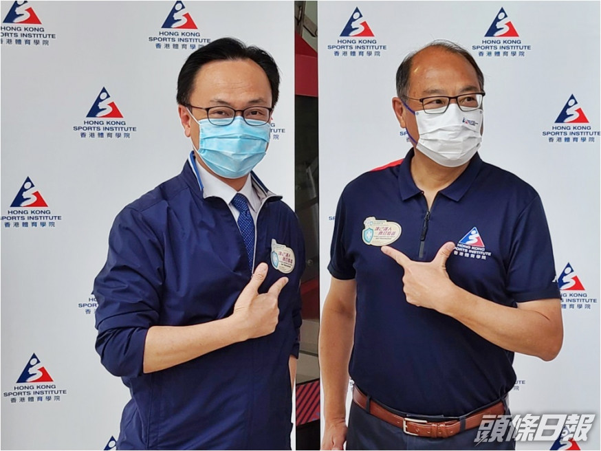 公務員事務局局長聶德權(左)與體院主席林大輝(右)一同視察運動員及教練接種新冠疫苗的情況。政府圖片