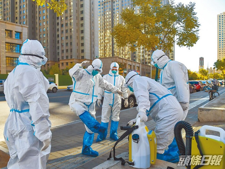 內蒙新冠疫情持續,工作人員進入呼和浩特被封鎖的社區前先行消毒。新華社圖片