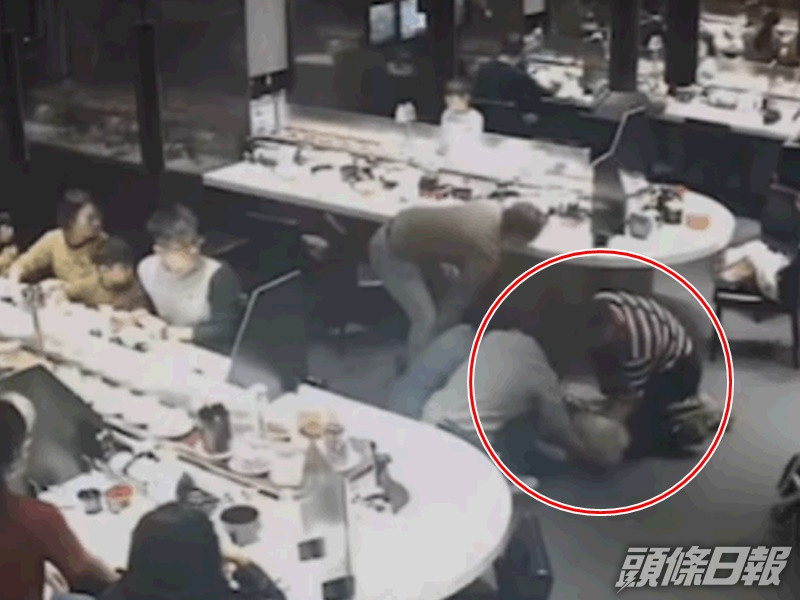 女護士和婆婆家人合力讓婆婆躺平於地上進行心肺復甦法。新北消防發爾麵facebook