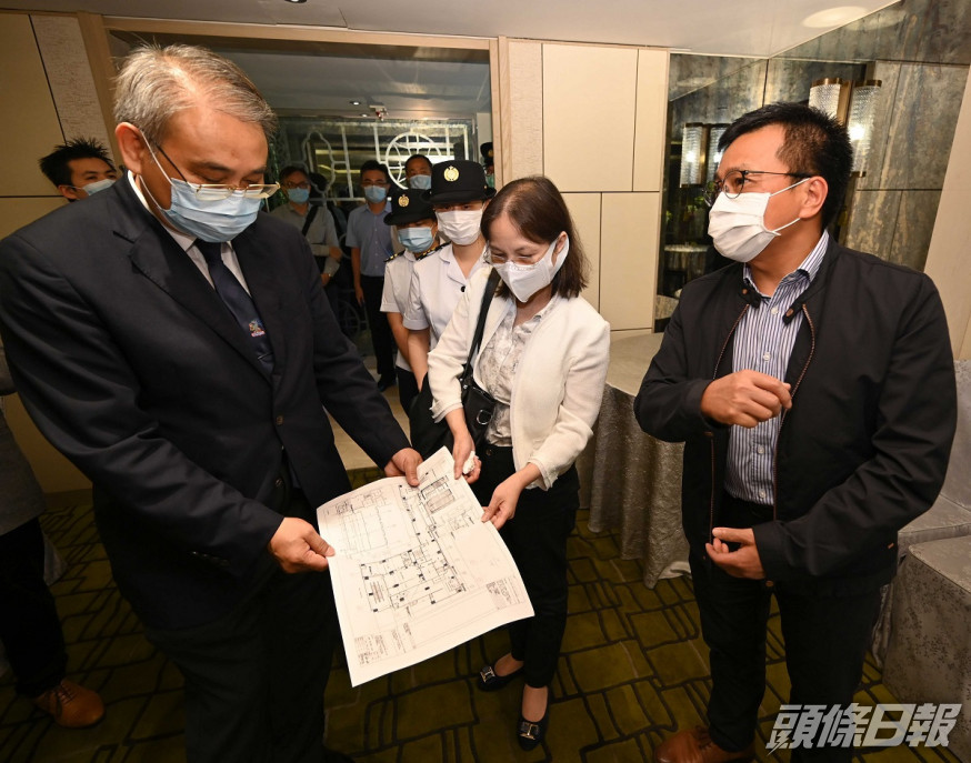 源栢樑(左)、何鉅業(右)和黃淑嫻(中)到訪一酒店中菜廳。政府新聞處圖片