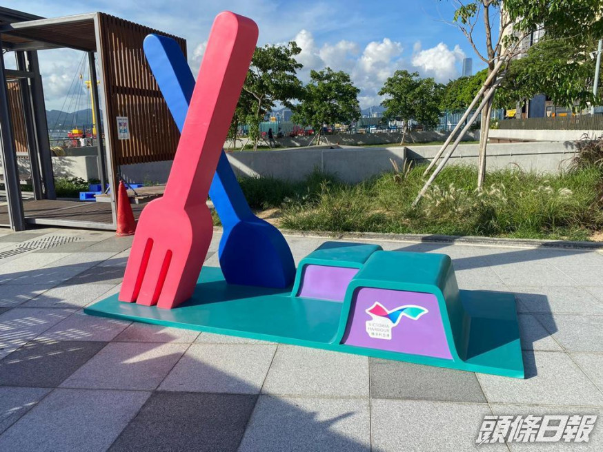 卑路乍灣海濱長廊經已在當眼處設置了「外賣接餐點」,方便市民進行外賣交收。資料圖片