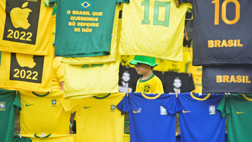巴西傳統黃綠波衫成為政見標誌。Reuters