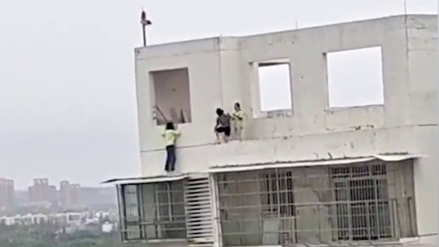 四川3女孩天台玩耍踩遮雨棚行走,驚險萬分。